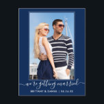 Trendy die met marinesolf blauw koopt sparen de da briefkaart<br><div class="desc">Moderne Trendy Calligraphy Script Couple Photo We zijn getrouwd met Save the Date Verloving Announcement Briefkaart - Navy Blue</div>