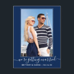 Trendy die met marinesolf blauw koopt sparen de da briefkaart<br><div class="desc">Moderne Trendy Calligraphy Script Couple Photo We zijn getrouwd met Save the Date Verloving Announcement Briefkaart - Navy Blue</div>