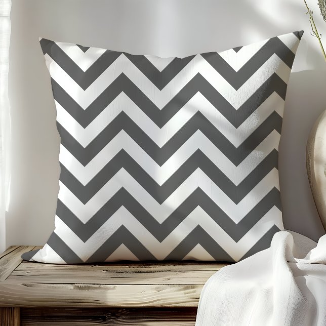 Trendy donkergrijs en wit chevron zigzag strepen kussen (Creator heeft geüpload)