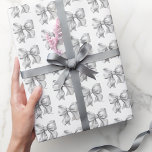 Trendy Eenvoudig Elegant Boog Patroon Cadeaupapier<br><div class="desc">Waterverf lichtgrijs strikje inpakpapier. Voeg een vleugje klassieke charme toe aan uw geschenken met dit chique inpakpapier met een lichtgrijs en wit waterverf boogpatroon. Ideaal voor vrijgezellenfeesten, baby showers, bruiloften of andere gelegenheden, dit ontwerp combineert tijdloze elegantie met een trendy, eigentijdse uitstraling. De subtiele grijstinten en strakke esthetiek maken het...</div>
