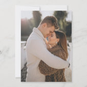 Trendy Eenvoudige Kalligrafie Overlay Fotobruiloft Kaart (Achterkant)