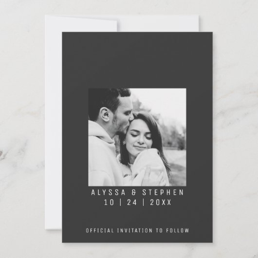 Trendy Eenvoudige Zwarte en Witte Foto Save The Date (Achterkant)