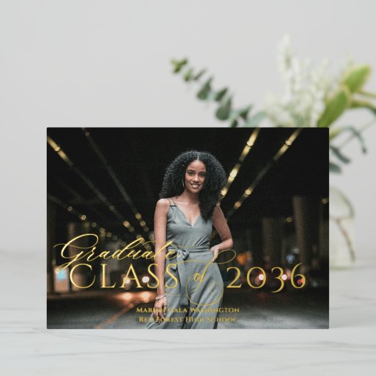 Trendy Elegant Classic Script Photo Afstuderen Folie Uitnodiging (Staand Voorkant)