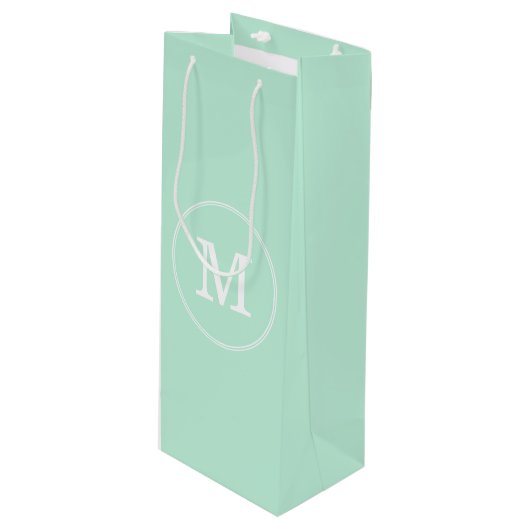 Trendy Elegant Mint Groen Sjabloon Wit Monogram Wijn Cadeautas (Voorkant Gekanteld)