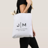 Trendy Elegant Modern Huwelijkspaar Monogram Tote Bag (Dichtbij)
