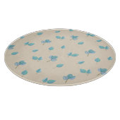 Trendy eucalyptusbladeren op botercrème snijplank (Hoek)