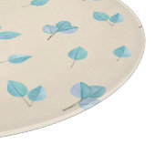 Trendy eucalyptusbladeren op botercrème snijplank (Hoek)