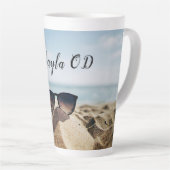 Trendy Eyeglassen op een Beach optische Latte Mok (Rechterhoek)