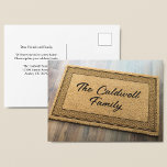 Trendy familienaam Voordeurmat Aangepast Verhuizen Briefkaart<br><div class="desc">Deze schattige adreswijziging briefkaart heeft een welkome voordeurmat met uw gepersonaliseerde familienaam op de voorkant. Onze familie is verhuisd naar een nieuw huis,  update uw adresboek. Vul gewoon de achterkant van deze bewegende briefkaarten in met uw aangepaste informatie om naar uw vrienden en familie te sturen.</div>