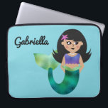 Trendy Faux Foil Latino Mermaid Personalized Kinde Laptop Sleeve<br><div class="desc">Trendy Faux Foil Latino Mermaid Personalized Kinder Laptop Hoesje. blauwe achtergrond zoals de oceaan. Schattige kleine zeemeermin met bladgroene staart, paarse tanktop en paarse en roze zeemijver in haar donkerzwarte haar. Personaliseer met naam in manuscript. Bewerken om lettertypekeuzen te wijzigen. Coördinatie van mermaid-, merman- en piratenartikelen en partijbenodigdheden. Contact voor...</div>