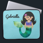 Trendy Faux Foil Latino Mermaid Personalized Kinde Laptop Sleeve<br><div class="desc">Trendy Faux Foil Latino Mermaid Personalized Kinder Laptop Hoesje. blauwe achtergrond zoals de oceaan. Schattige kleine zeemeermin met bladgroene staart, paarse tanktop en paarse en roze zeemijver in haar donkerzwarte haar. Personaliseer met naam in manuscript. Bewerken om lettertypekeuzen te wijzigen. Coördinatie van mermaid-, merman- en piratenartikelen en partijbenodigdheden. Contact voor...</div>
