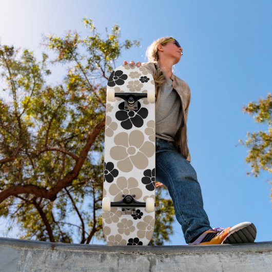 Trendy Flower Pattern in Taupe, Black and White Persoonlijk Skateboard (Buiten 1)