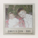 Trendy Foto Lijst met één foto Legpuzzel<br><div class="desc">Een en trendy ontwerp met een retro grens van het afbeelding die u uw favoriete selfie of portret van een vriend kunt toevoegen. Voeg één horizontaal afbeelding toe aan dit schattige vakantiedecor - perfect voor de kinderen. Een retro ontwerp dat je terugbrengt naar de dagen van het maken van foto's...</div>