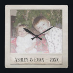 Trendy Foto Lijst met één foto Vierkante Klok<br><div class="desc">Een en trendy ontwerp met een retro grens van het afbeelding die u uw favoriete selfie of portret van een vriend kunt toevoegen. Voeg één horizontaal afbeelding toe aan dit schattige vakantiedecor - perfect voor de kinderen. Een retro ontwerp dat je terugbrengt naar de dagen van het maken van foto's...</div>