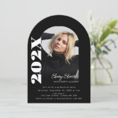 Trendy Gebogen Foto Afstudeeruitnodiging Kaart (Staand voorkant)