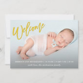 Trendy gele welkomstscript met foto Baby Birth Aankondiging (Voorkant)