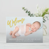 Trendy gele welkomstscript met foto Baby Birth Aankondiging (Staand voorkant)