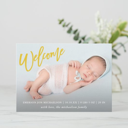 Trendy gele welkomstscript met foto Baby Birth Aankondiging (Staand voorkant)