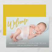 Trendy gele welkomstscript met foto Baby Birth Aankondiging (Voorkant / Achterkant)