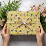 Trendy gele zoemende lente & zomer honingbij cadeaupapier<br><div class="desc">Breng de schoonheid van natuur tot leven met ons bruisende honingbijenpatroon, met handgetekende illustraties van Nathalie Portet. Tegen een bruisende gele achtergrond bloeien gele lente-kosmos-bloemen, waardoor een vrolijke en grillige scène ontstaat. Perfect voor lente- en zomerverjaardagen, natuur liefhebbers, bijenliefhebbers, tuinders, vrijgezellenfeesten en baby showers met een honingbij thema. Voeg een...</div>