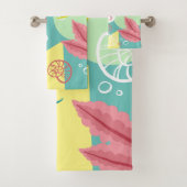 Trendy Geo Nautical Seashells Seaweed | Monogram Bad Handdoek (Insitu)