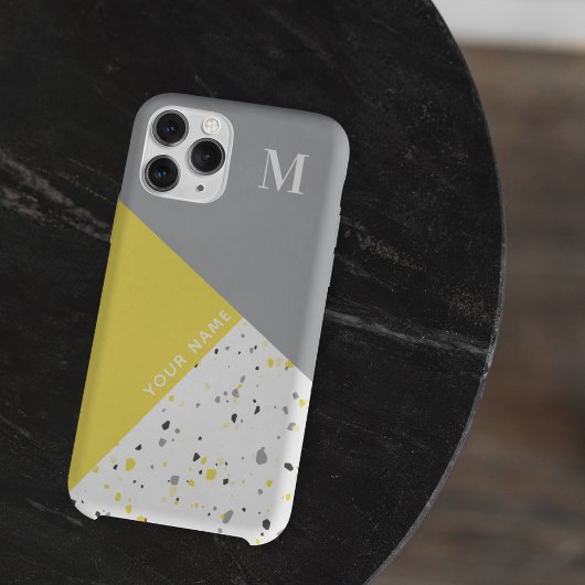 Trendy geometrisch geel grijs terrazzo monogram iPhone hoesje