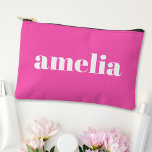 Trendy gepersonaliseerd Hot Pink Etui<br><div class="desc">Schattigee cosmetische accessoirezak met jouw naam of initialen monogram in een populair groot wit lettertype op een trendy hete roze achtergrond. U kunt de grootte van het lettertype in het ontwerpgereedschap aanpassen voor kortere of langere namen. Perfect cadeau voor uw bruidsmeisjes en vrijgezellenfeestgasten.</div>