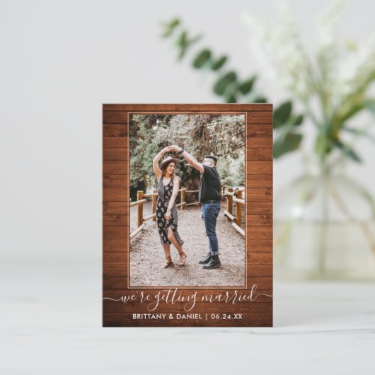 Trendy Getting Married Rustiek Wood Save the Date Briefkaart (Staand voorkant)