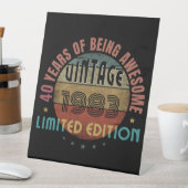 TRENDY GEWELDIGE JAAR VAN GEBOORTEDAGEN GIFT RECLAMEBORD MET VOETSTUK (Insitu)