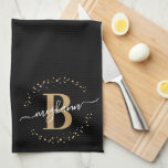 Trendy Girly Black Gold Naam Monogram Script Theedoek<br><div class="desc">Meisjes, trendy, elegant, modern, zwart goudmonogram initiaal, naam script aangepast mono-grammed keukenhanddoek. Met een monogram initiaal en een girale naam script in een handgeschreven kalligrafie spoelt het staartlettertype en een gestippeld cirkelvormig lijst rond uw monogram. Perfect vrouwelijk geschenk voor zus, moeder, vriendin, verjaardag, bruiloft, vrijgezellenfeest, zoete 16-jarige verjaardag, of iedereen...</div>