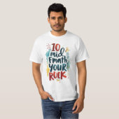 Trendy grafisch T-shirt met artistieke typografie (Voorkant volledig)