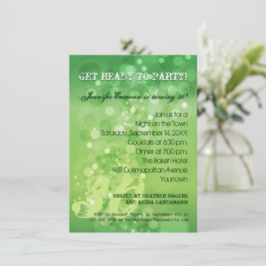 Trendy Green Bokeh Party Invitation Kaart (Staand voorkant)