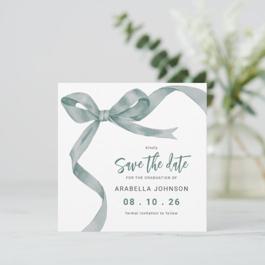 Trendy Green Bow Graduation Save The Date (Staand voorkant)