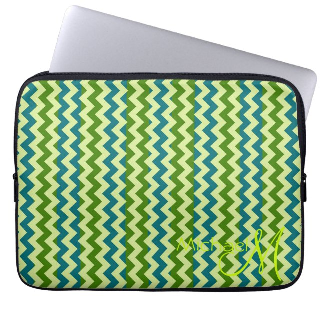 Trendy Green Chevron Zigzag Custom Monogram Laptop Sleeve (Voorkant)