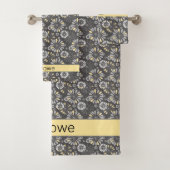 Trendy Grey and Yellow Floral Bad Handdoek (Insitu)