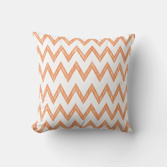 Trendy Hand Drawn Oranje and White Chevron Zigzags Kussen (Voorkant)