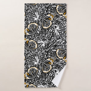Trendy hand sketch butterflies die met elkaar verm badhanddoek