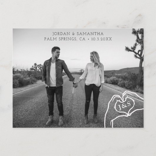 Trendy hart handen Monogram Save the Date Briefkaa Briefkaart (Voorkant)