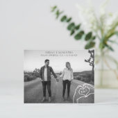 Trendy hart handen Monogram Save the Date Briefkaa Briefkaart (Staand voorkant)