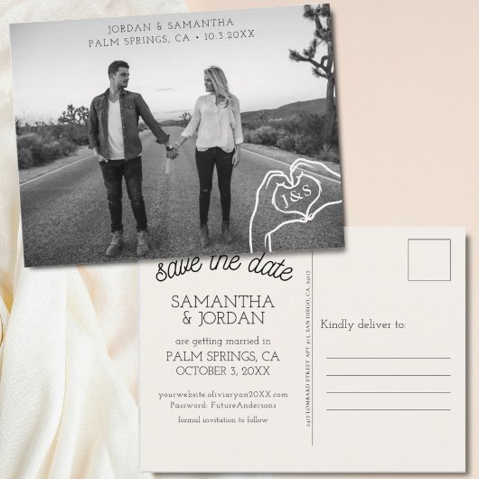 Trendy hart handen Monogram Save the Date Briefkaa Briefkaart