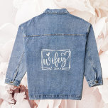 Trendy hart kalligrafie Wifey bruid bruiloft Denim Jacket<br><div class="desc">Het klassieke trendy denim jasje met een moderne ingelijste "Wifey" tekst in een wervelend kalligrafie script met een hart,  aangepast met het jaar. Het perfecte huwelijkscadeau en aandenken voor de mooie pasgetrouwde bruid.</div>