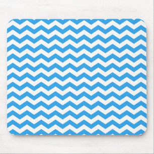 Trendy, helderblauwe zigzag chevron strepen. muismat