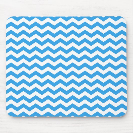 Trendy, heldere blauwe chevron zigzag strepen. muismat (Voorkant)