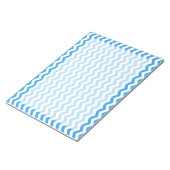 Trendy, heldere blauwe chevron zigzag strepen. notitieblok (Schuin)