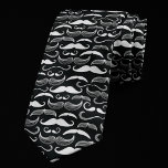 Trendy Hipster Black en White Mustache Pattern Stropdas<br><div class="desc">Chic modern masculine geekery Hipster Black and White Mustache Pattern met schattige trendy mustaches. Het maakt een groot geschenk voor de geek urban hipster bohemian millennial. Het zou zelfs leuk zijn voor een klein feestje voor jongens. Klik op Aanpassen om het patroonontwerp te herschikken of om jouw namen, initialen of...</div>