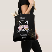 Trendy kat met bril op zwarte achtergrond tote bag (Dichtbij)