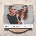 Trendy Kerstmis | Moderne, stijlvolle paarfoto Feestdagenkaart<br><div class="desc">Een stijlvol wenskaart met een foto voor feestdagen met moderne typografie "Vrolijk kerstfeest" in rood en handgeschreven script voor de paren naam/namen op een schone, eenvoudige witte achtergrond met een donkergroene kleur aan de achterzijde. De foto, de naam en de groet kunnen gemakkelijk voor een persoonlijke aanraking worden aangepast. Een...</div>