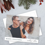 Trendy Kerstmis | Moderne, stijlvolle paarfoto Feestdagenkaart<br><div class="desc">Een stijlvol briefkaart voor feestfoto's met moderne typografie "Kerst smeden" in donkerbos-groen en handgeschreven script voor de paren-naam(en) op een schone, eenvoudige, minimalistische witte achtergrond. De foto, de naam en de groet kunnen gemakkelijk voor een persoonlijke aanraking worden aangepast. Een eenvoudig, minimalistisch en hedendaags kerstontwerp om dit vakantieseizoen te weerstaan!...</div>