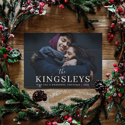 Trendy kerstzwarte stijlvolle foto met modern paar feestdagenkaart