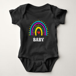 trendy kleurrijke regenbooghartliefde baby liefde romper